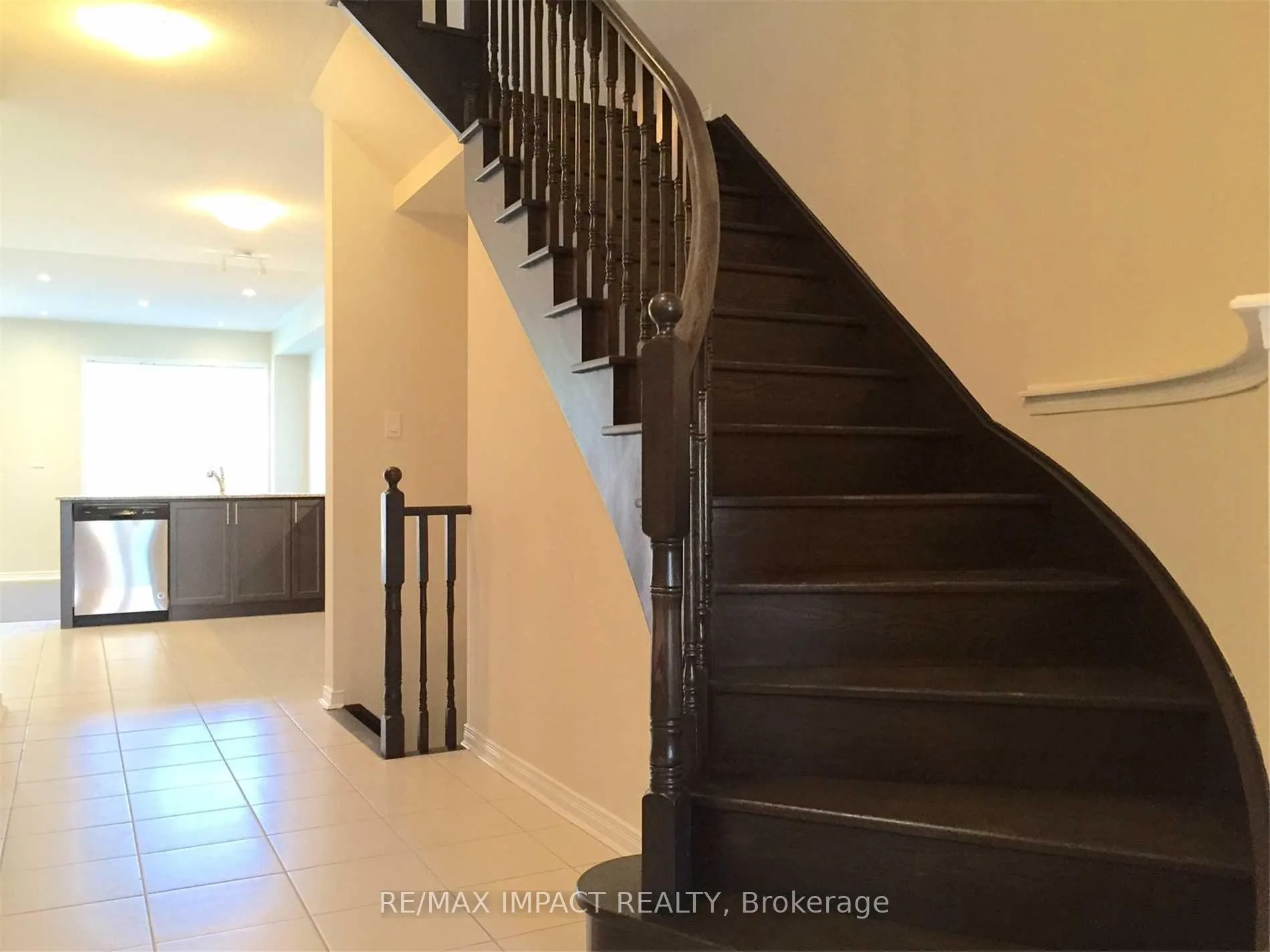 Photo 3 of 20 Rimrock Crescent, Whitby, Williamsburg — HOMEH