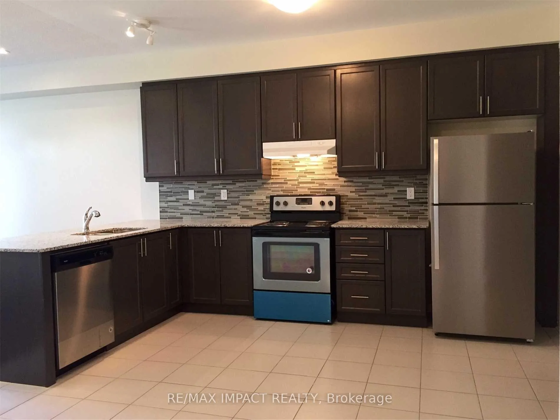 Photo 4 of 20 Rimrock Crescent, Whitby, Williamsburg — HOMEH