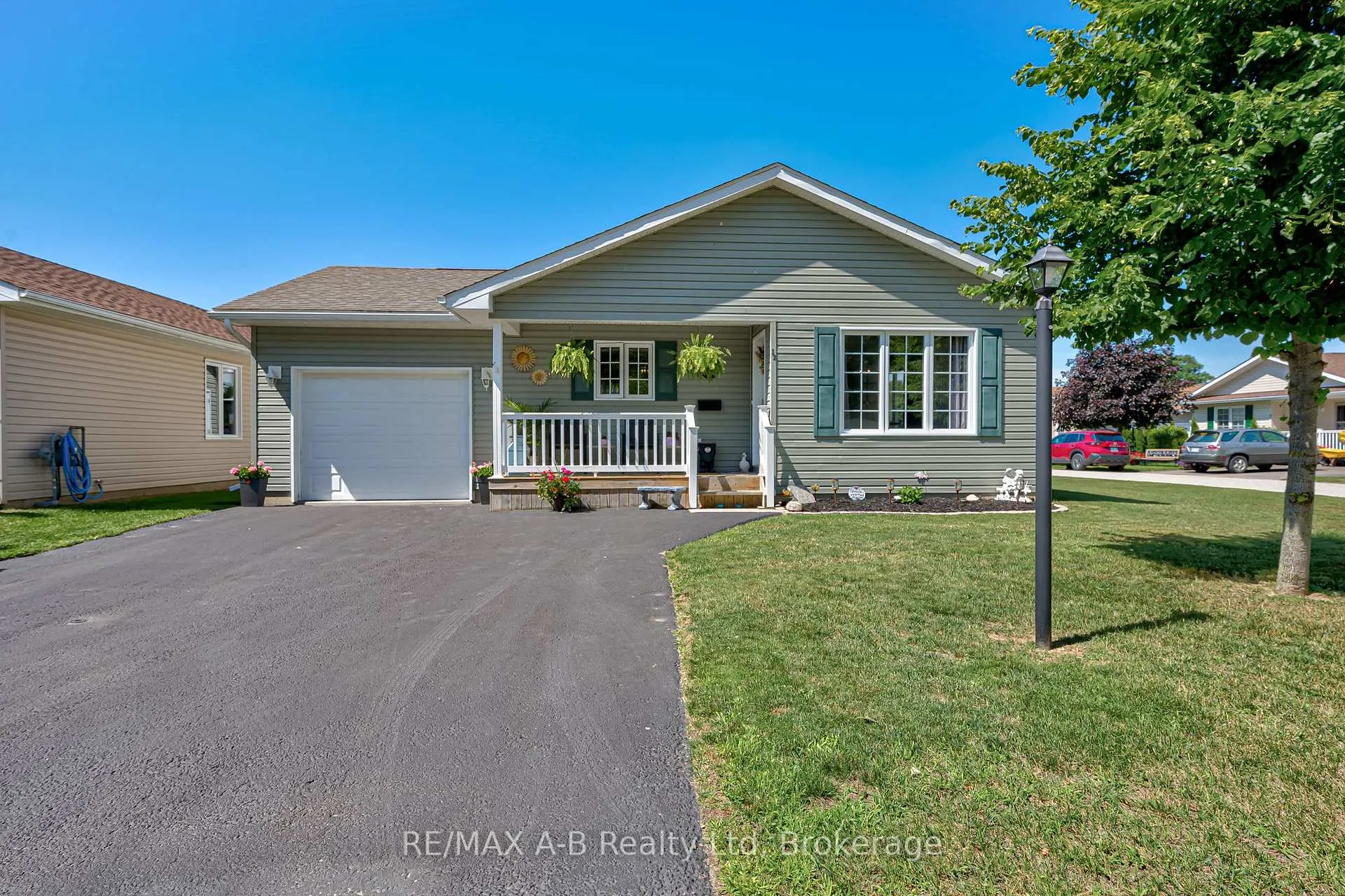 Photo 2 of 12 Kellestine Drive, Strathroy-Caradoc, SE — HOMEH
