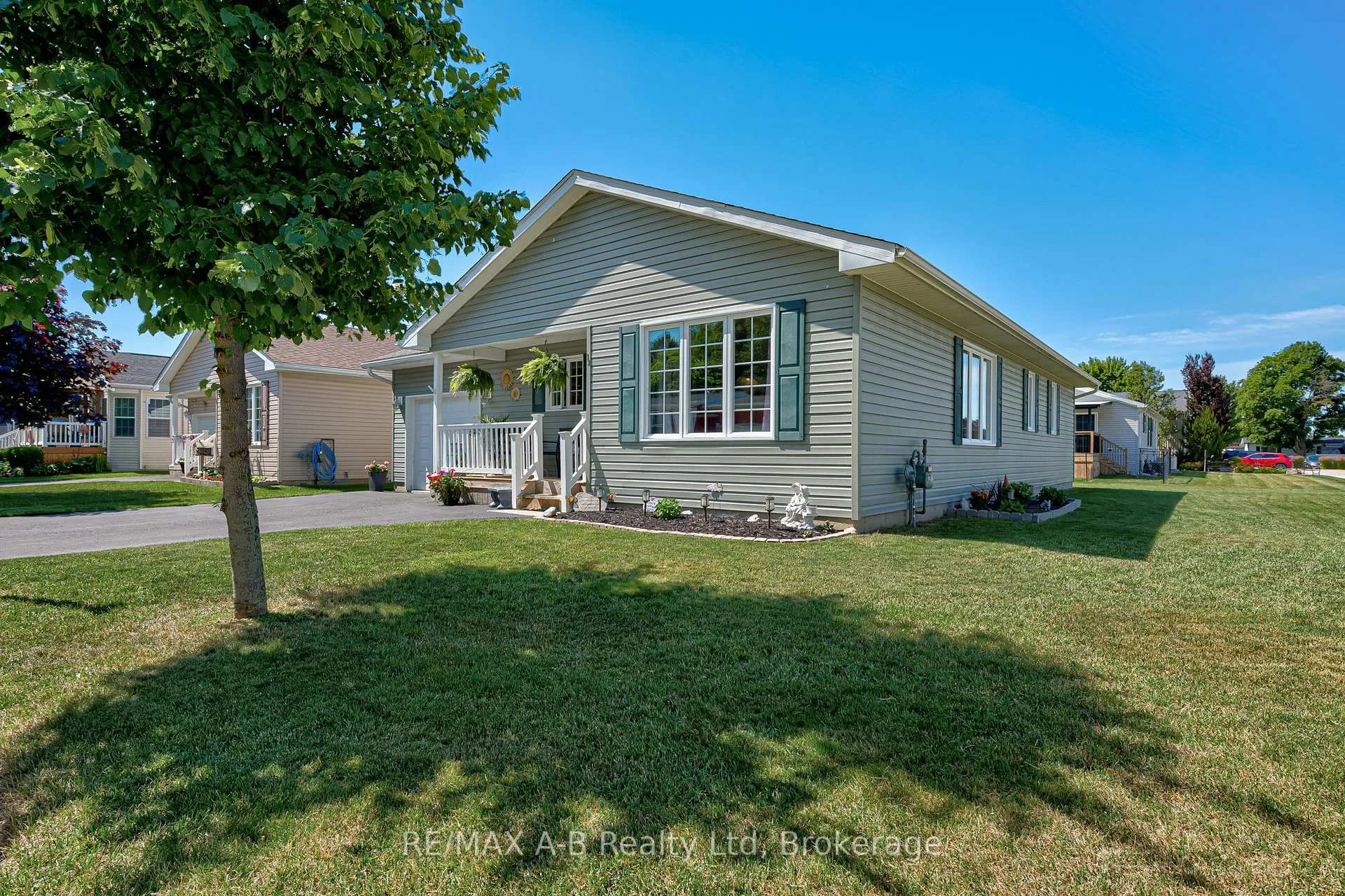 Photo 3 of 12 Kellestine Drive, Strathroy-Caradoc, SE — HOMEH