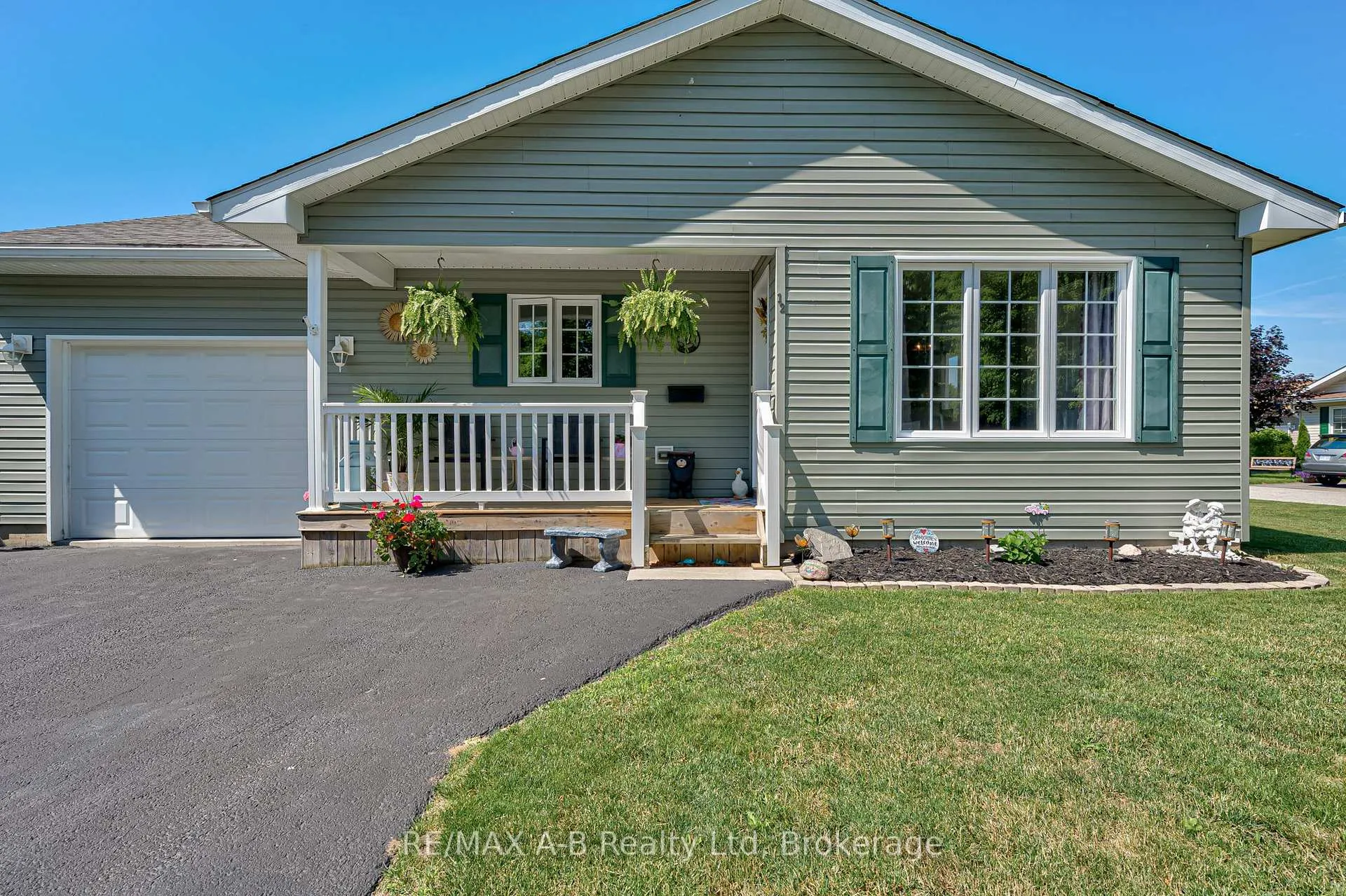 Photo 4 of 12 Kellestine Drive, Strathroy-Caradoc, SE — HOMEH