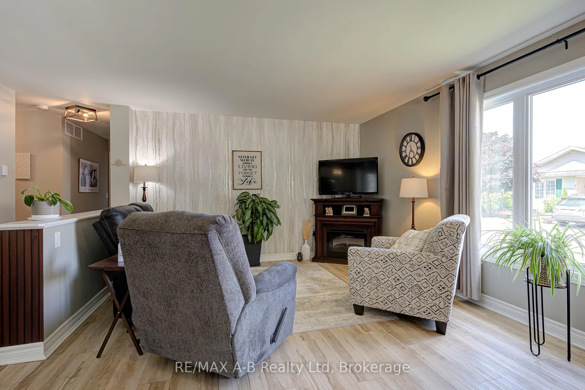 Photo 13 of 12 Kellestine Drive, Strathroy-Caradoc, SE — HOMEH