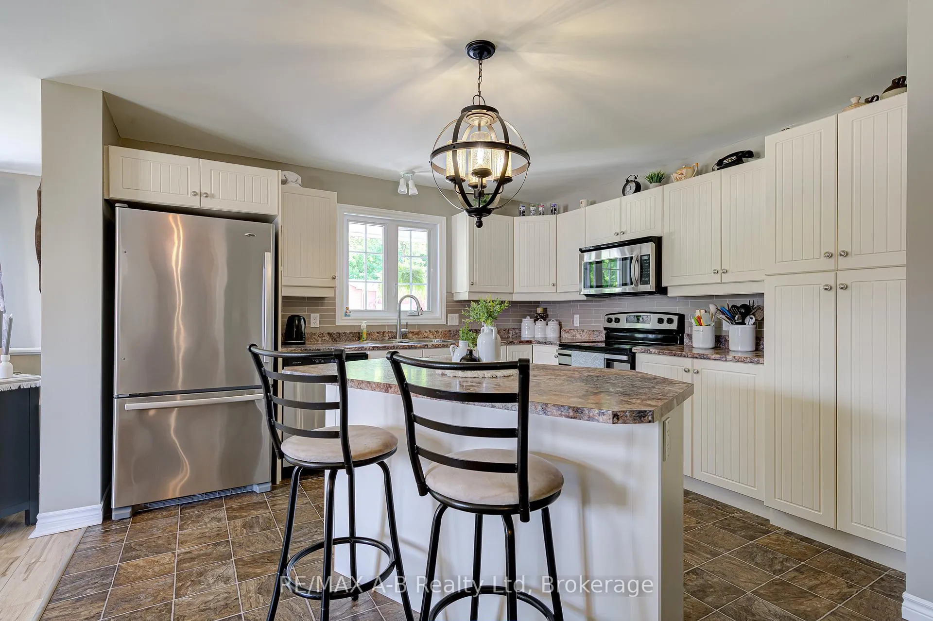 Photo 16 of 12 Kellestine Drive, Strathroy-Caradoc, SE — HOMEH