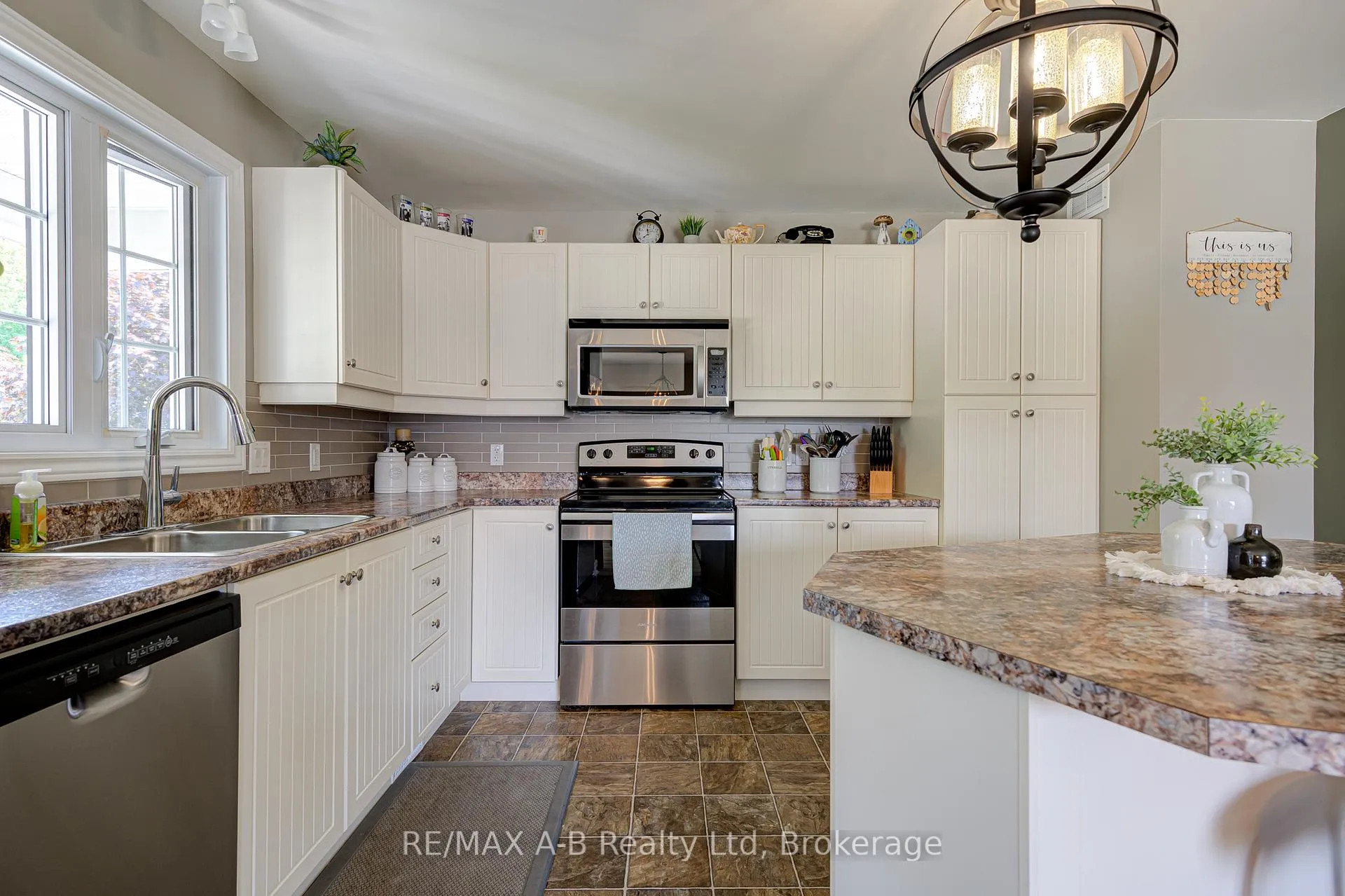 Photo 19 of 12 Kellestine Drive, Strathroy-Caradoc, SE — HOMEH