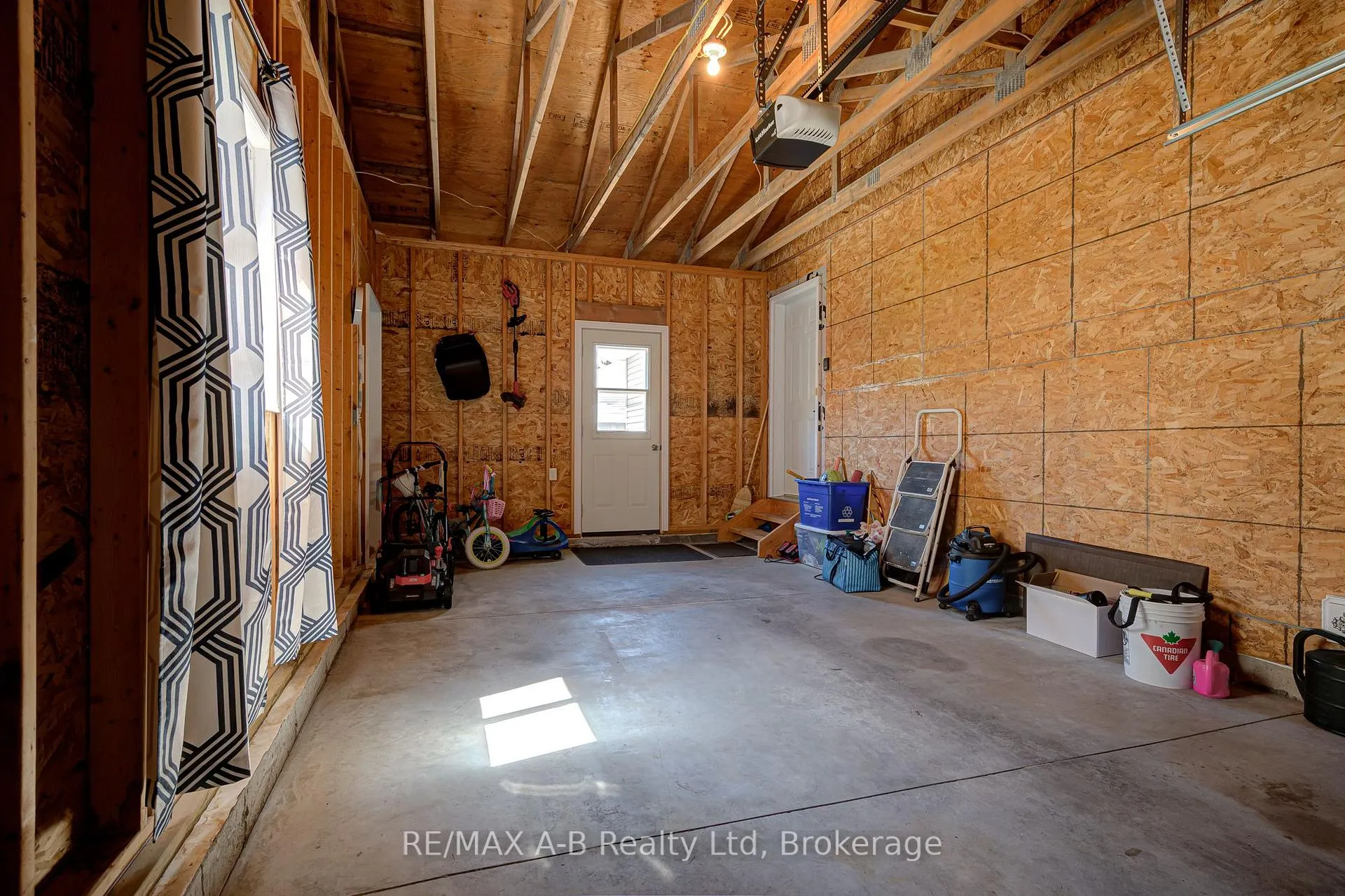 Photo 30 of 12 Kellestine Drive, Strathroy-Caradoc, SE — HOMEH