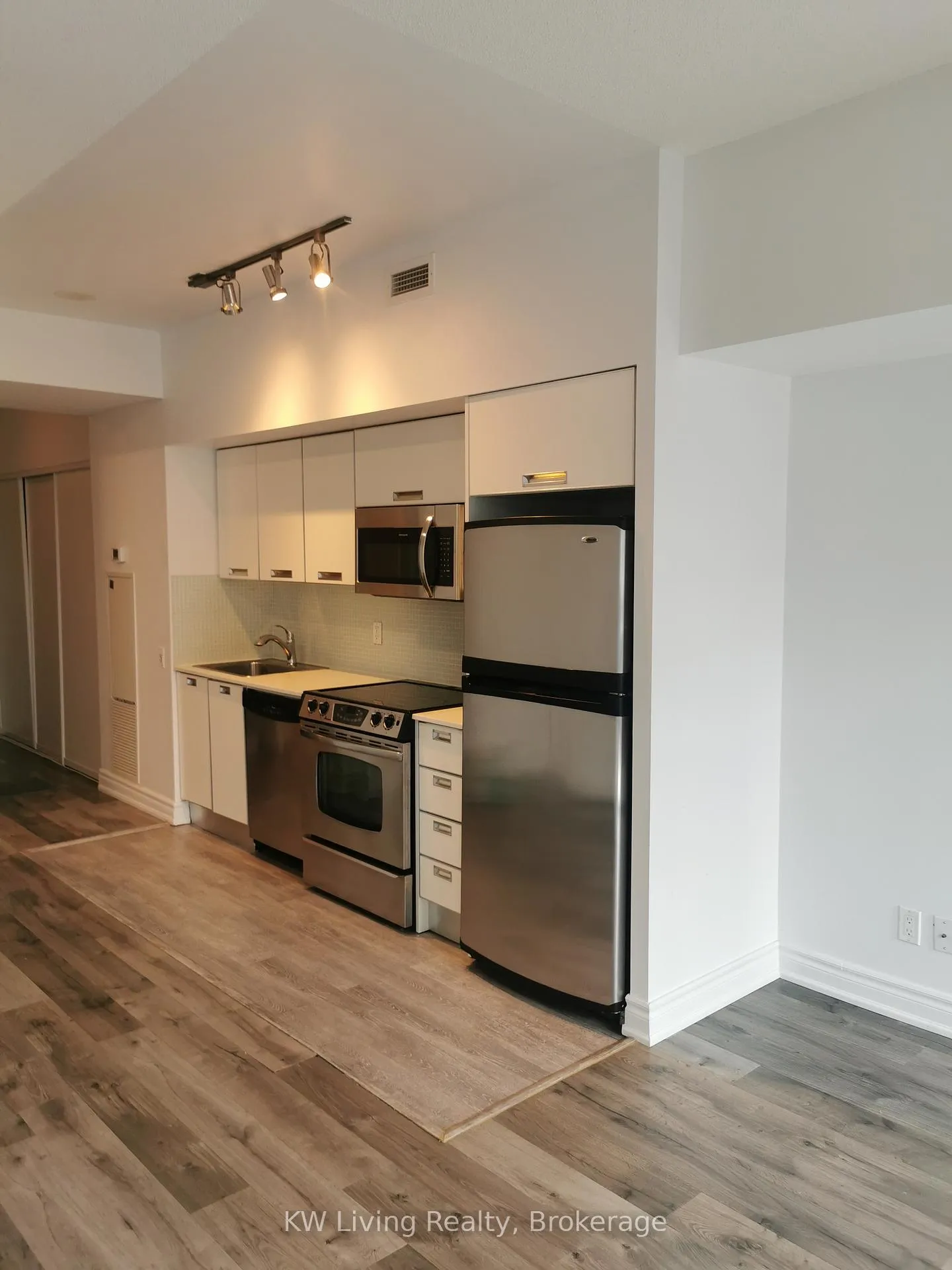 Photo 4 of Unit 904, 33 Charles Street E, Toronto, Church-Yonge Corridor — HOMEH