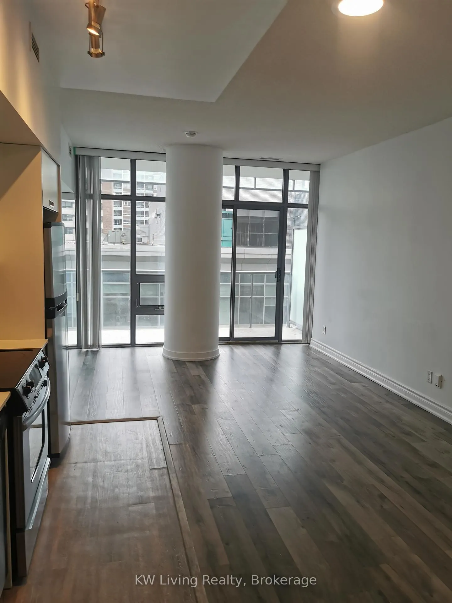 Photo 5 of Unit 904, 33 Charles Street E, Toronto, Church-Yonge Corridor — HOMEH