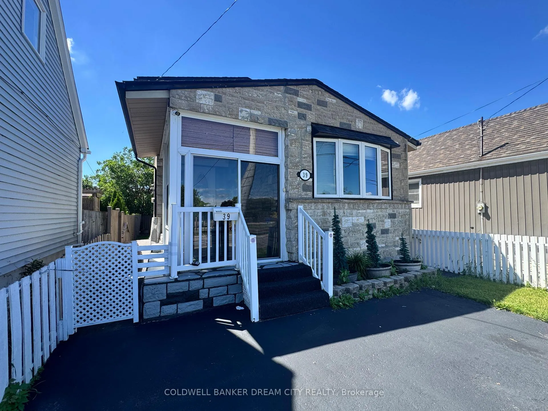 Photo 2 of 39 Reid Avenue N, Hamilton, McQuesten — HOMEH