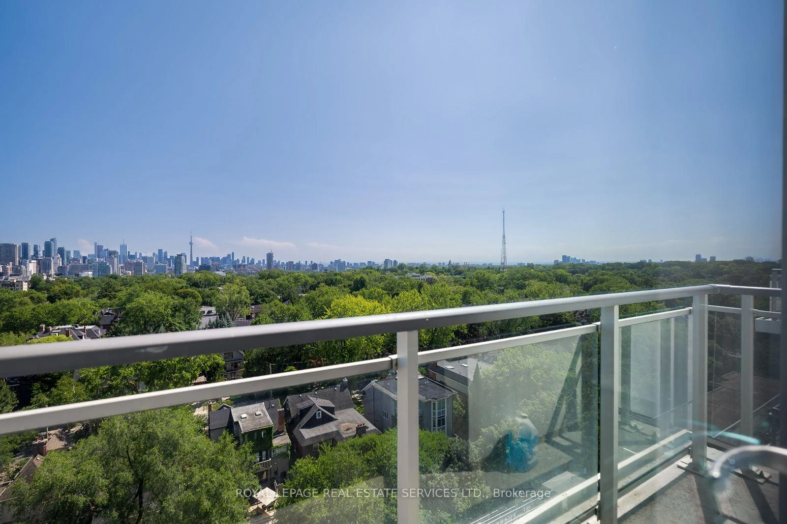 Front of Unit 1110, 223 St Clair Avenue W