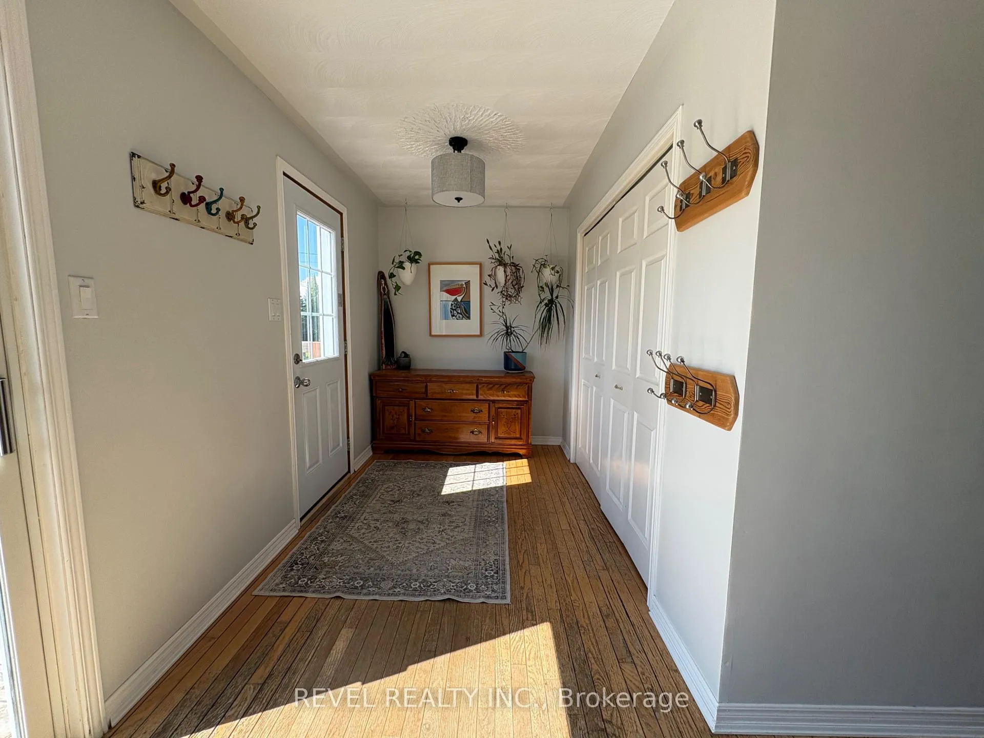 Photo 3 of 333 Tenth Avenue, Cochrane — HOMEH