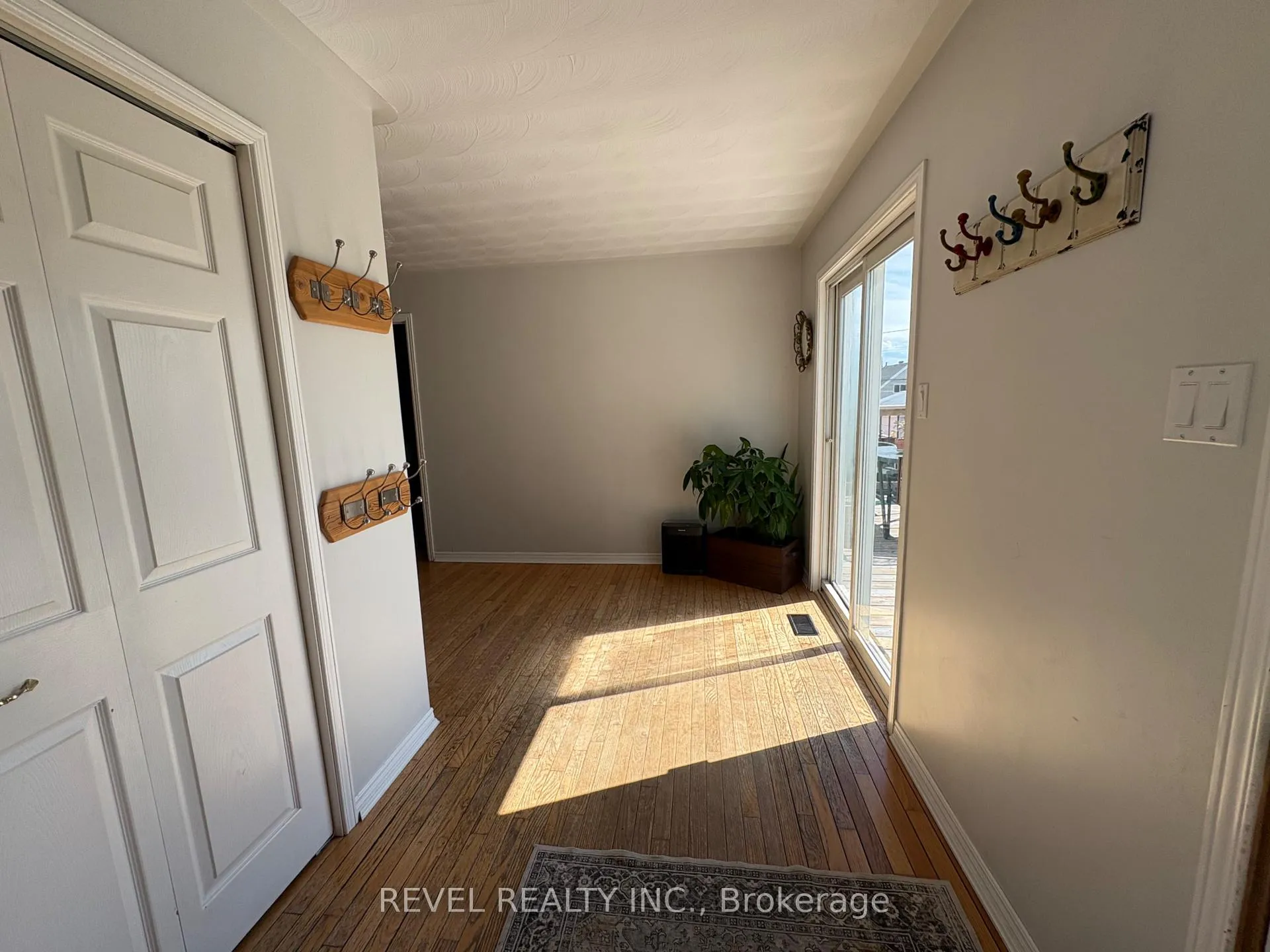 Photo 4 of 333 Tenth Avenue, Cochrane — HOMEH
