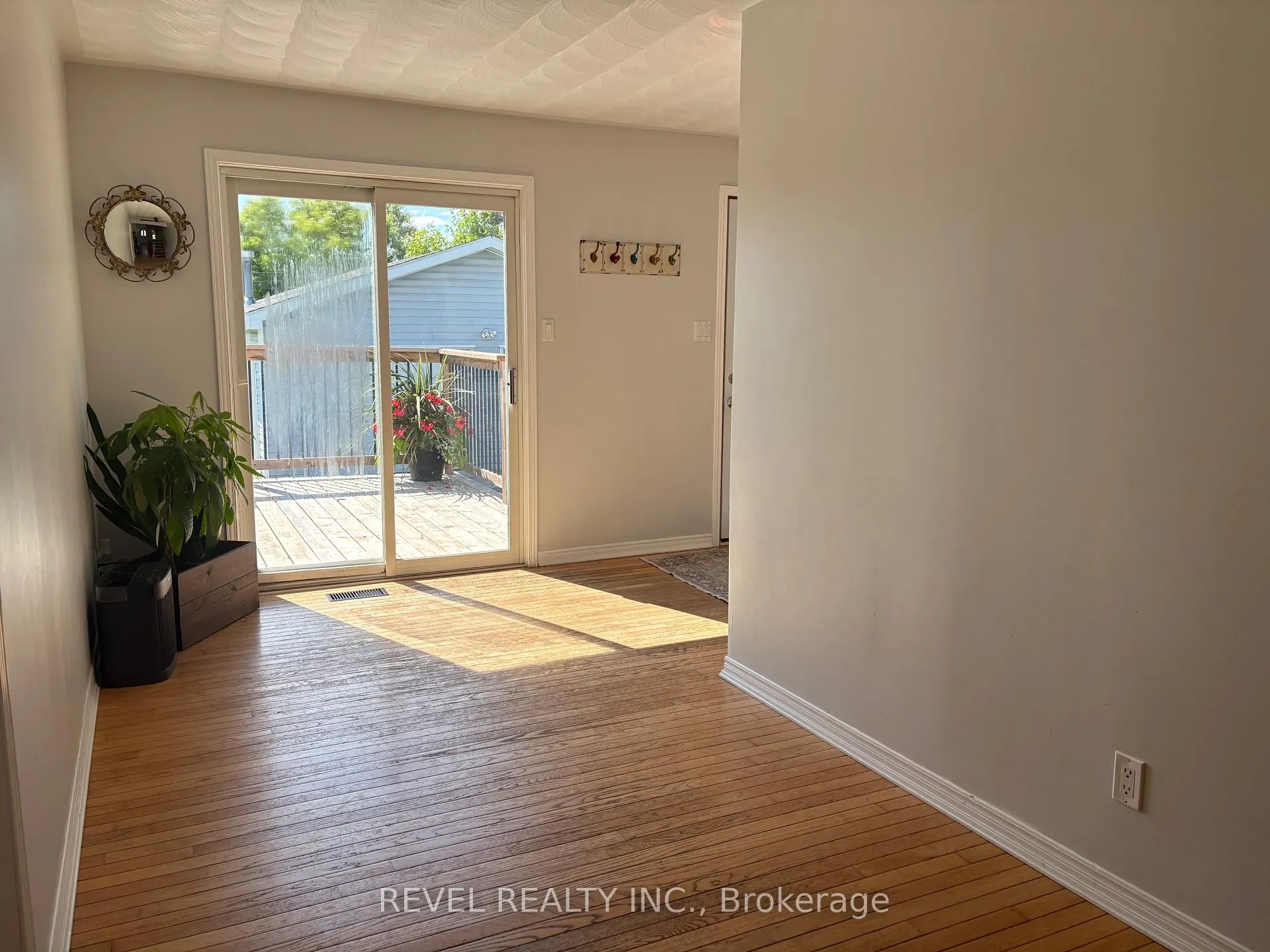 Photo 5 of 333 Tenth Avenue, Cochrane — HOMEH