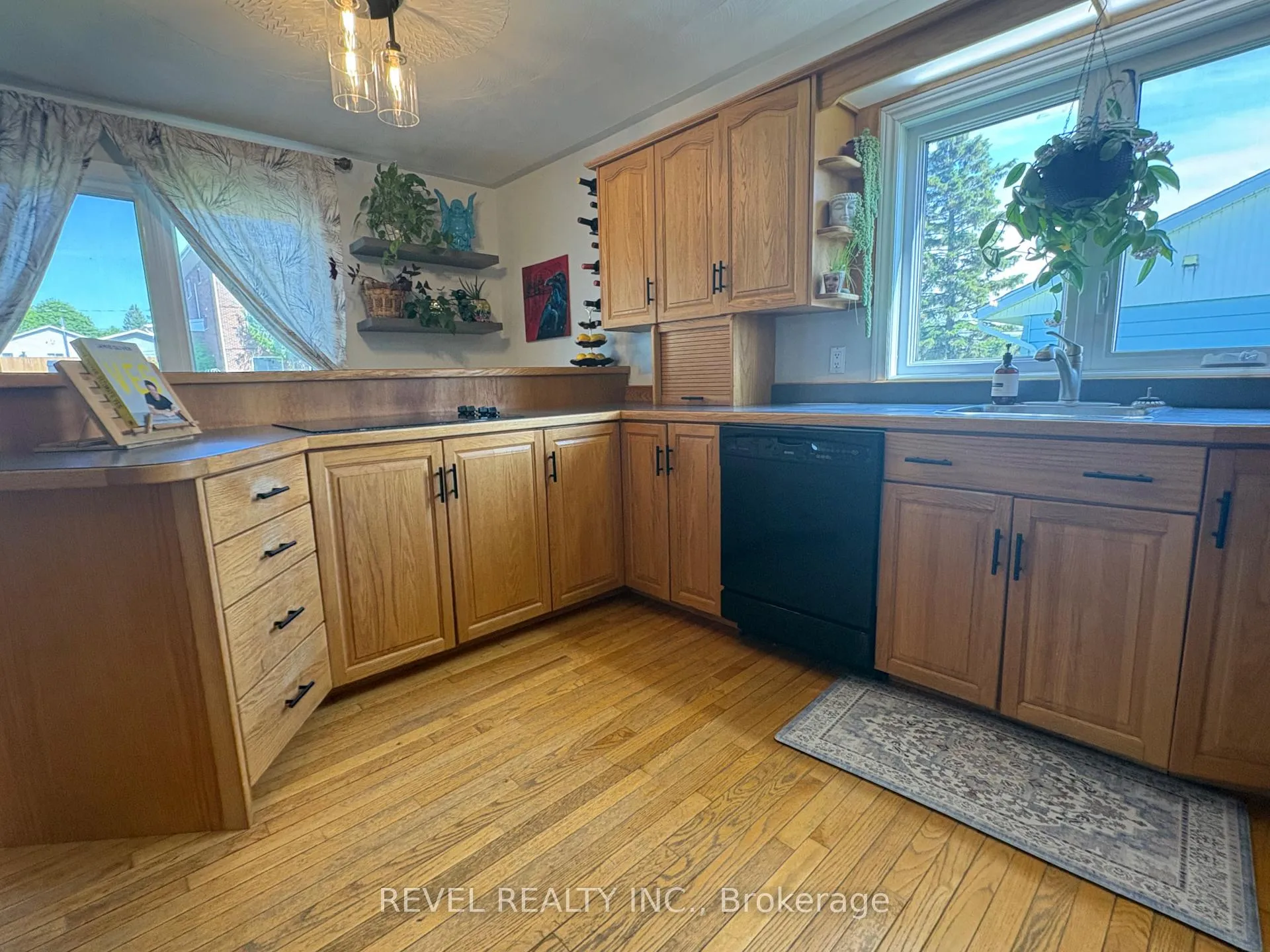 Photo 8 of 333 Tenth Avenue, Cochrane — HOMEH