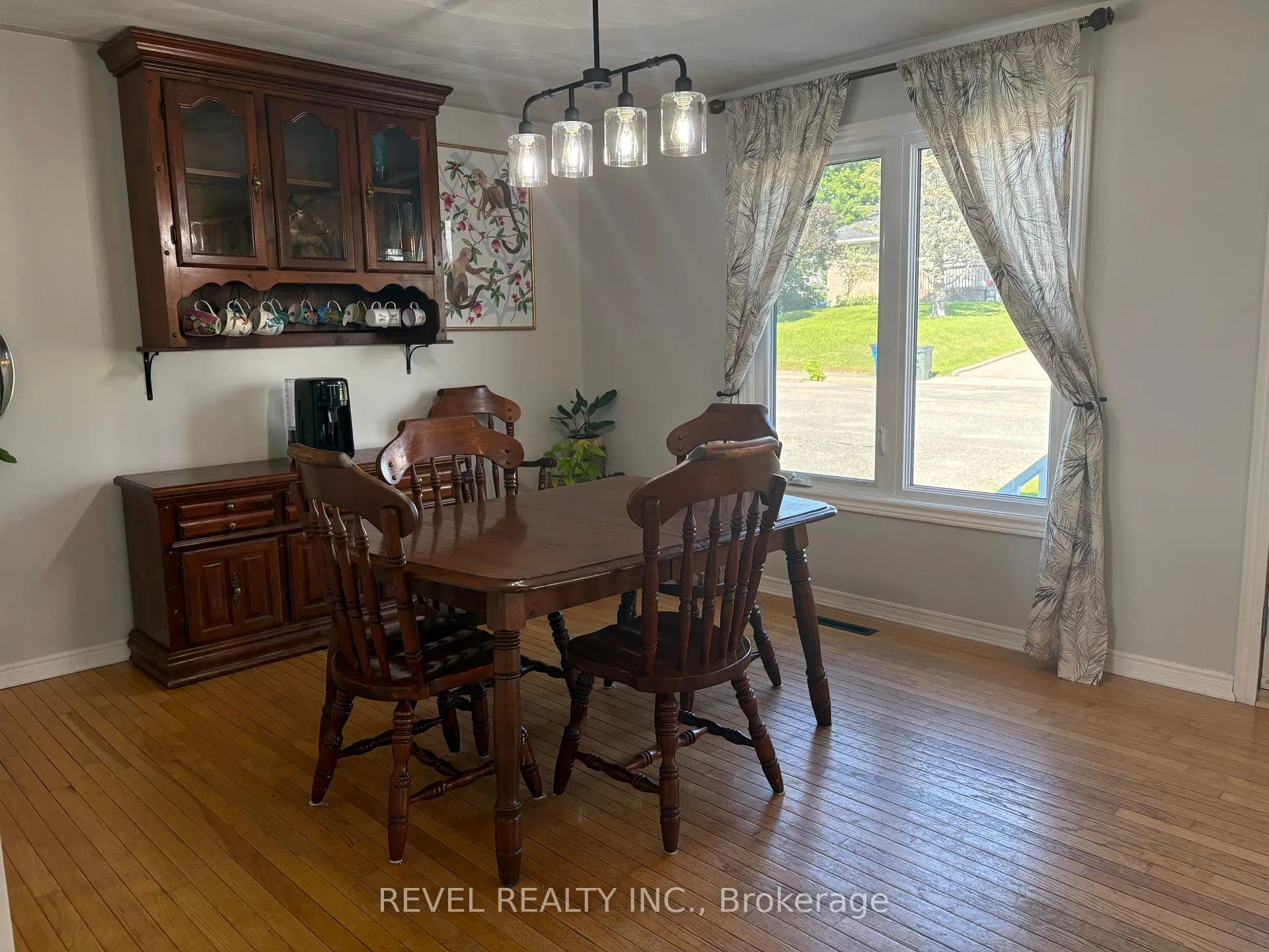Photo 10 of 333 Tenth Avenue, Cochrane — HOMEH