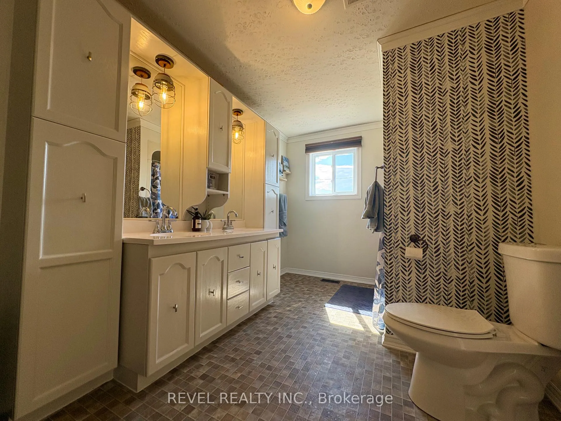 Photo 15 of 333 Tenth Avenue, Cochrane — HOMEH