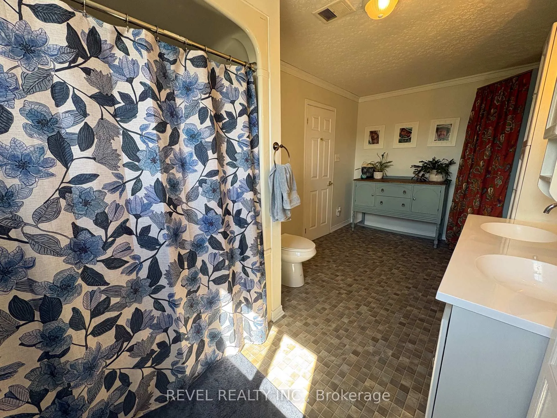 Photo 16 of 333 Tenth Avenue, Cochrane — HOMEH