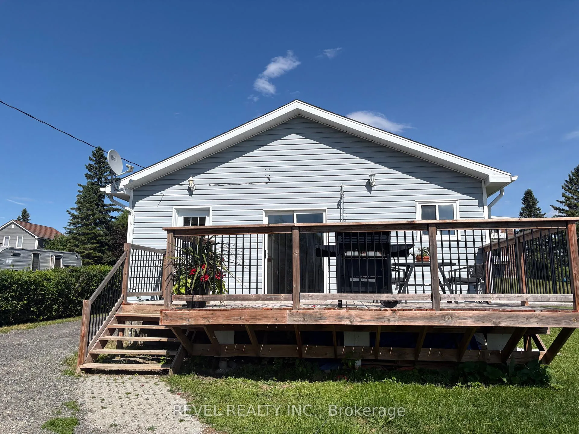Photo 37 of 333 Tenth Avenue, Cochrane — HOMEH
