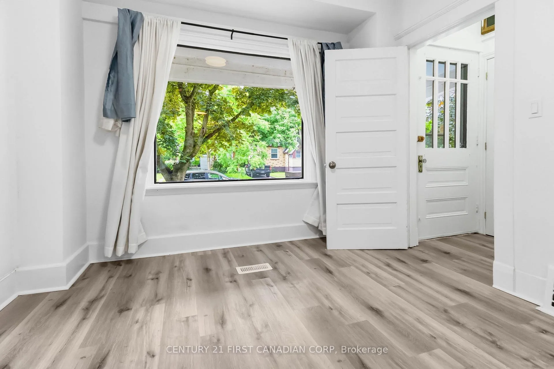 Photo 5 of 215 Bernard Avenue, London, East B — HOMEH