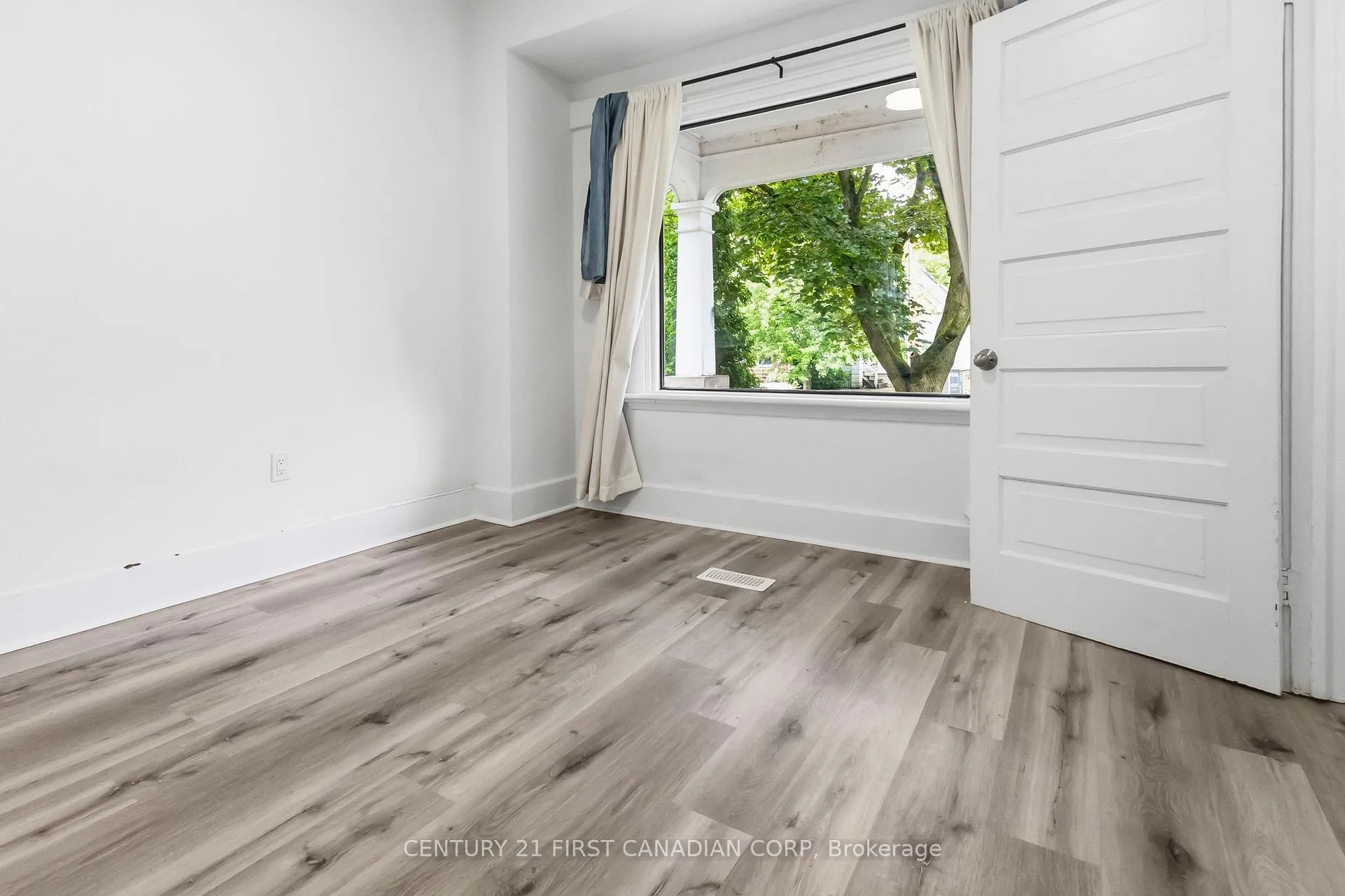 Photo 6 of 215 Bernard Avenue, London, East B — HOMEH