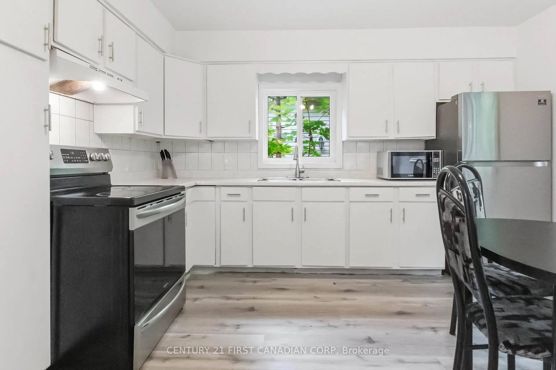 Photo 10 of 215 Bernard Avenue, London, East B — HOMEH