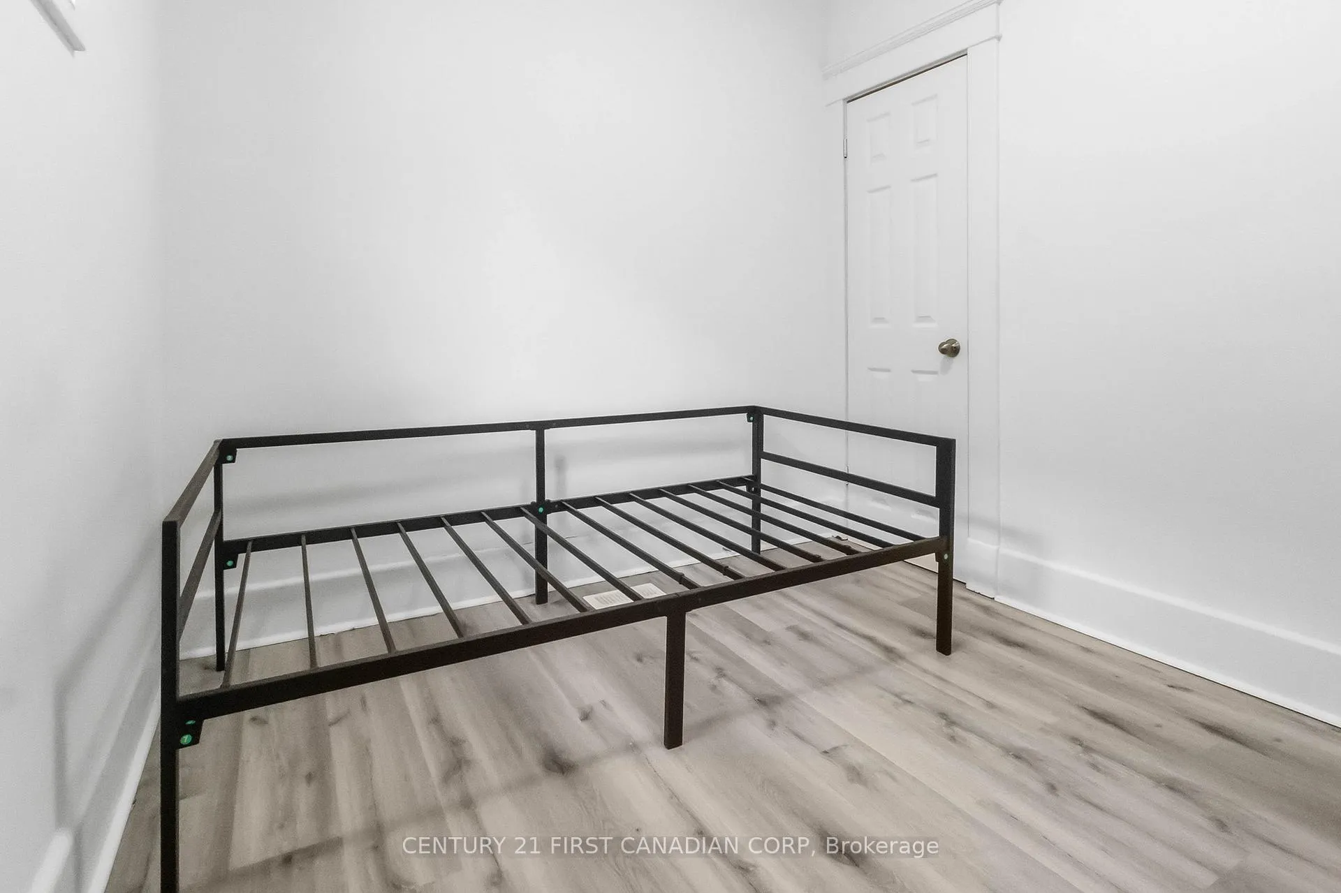 Photo 17 of 215 Bernard Avenue, London, East B — HOMEH