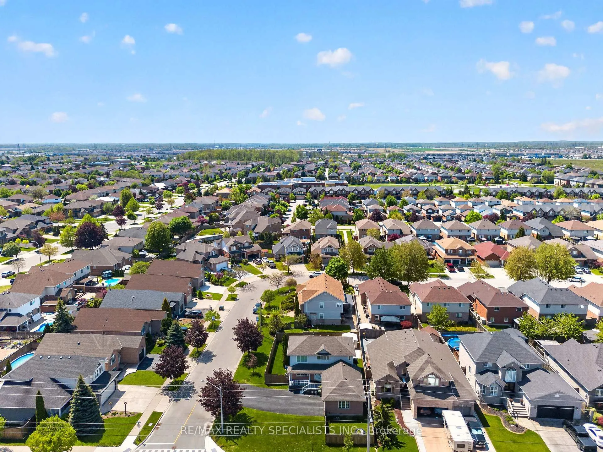 Photo 2 of 19 Sidney Crescent, Hamilton, Stoney Creek Mountain — HOMEH