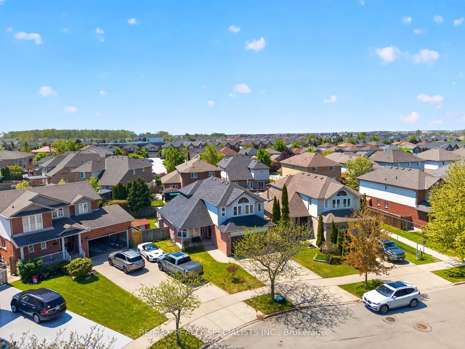 Photo 3 of 19 Sidney Crescent, Hamilton, Stoney Creek Mountain — HOMEH