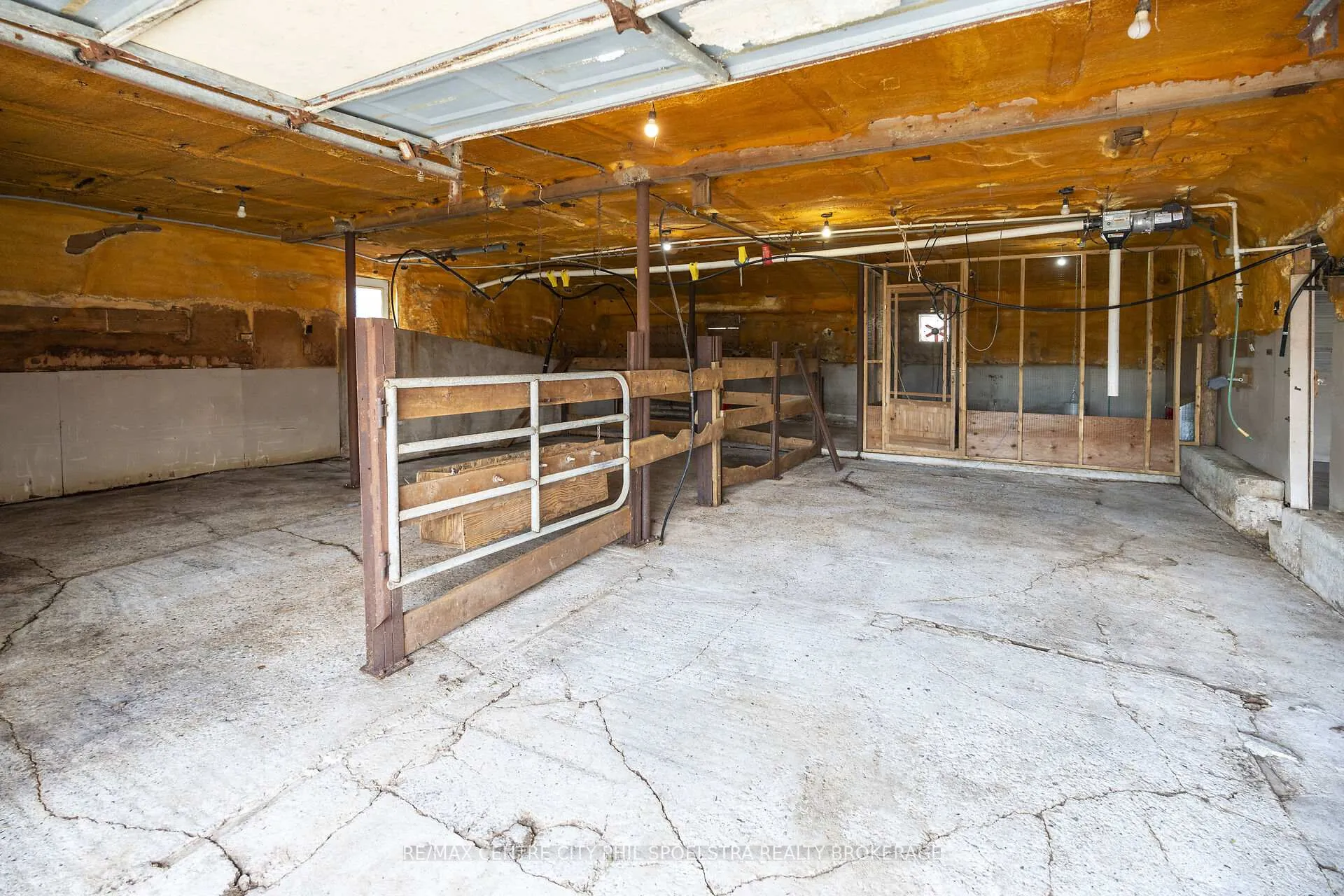 Photo 13 of 6928 Wellington Road 10, Mapleton, Rural Mapleton — HOMEH