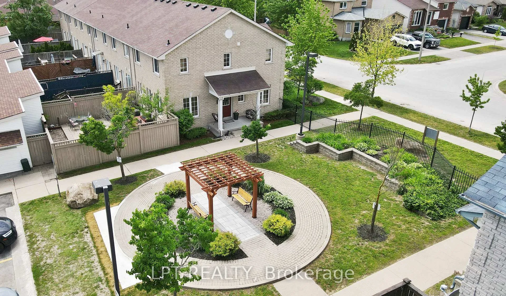 Photo 32 of 17 Silver Maple Crescent, Barrie, Holly — HOMEH