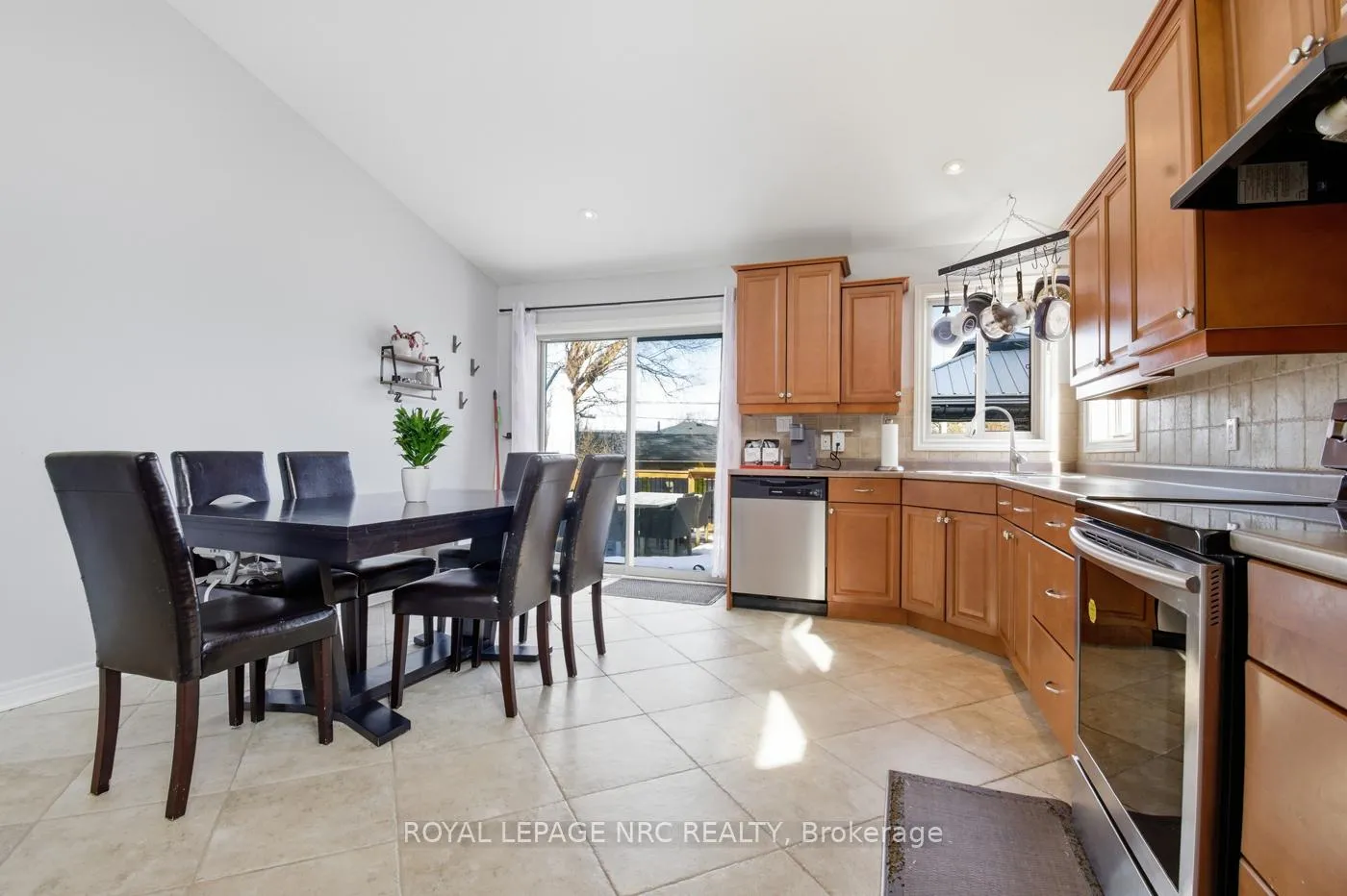 Photo 10 of 4001 Weinbrenner Road, Niagara Falls, Chippawa — HOMEH