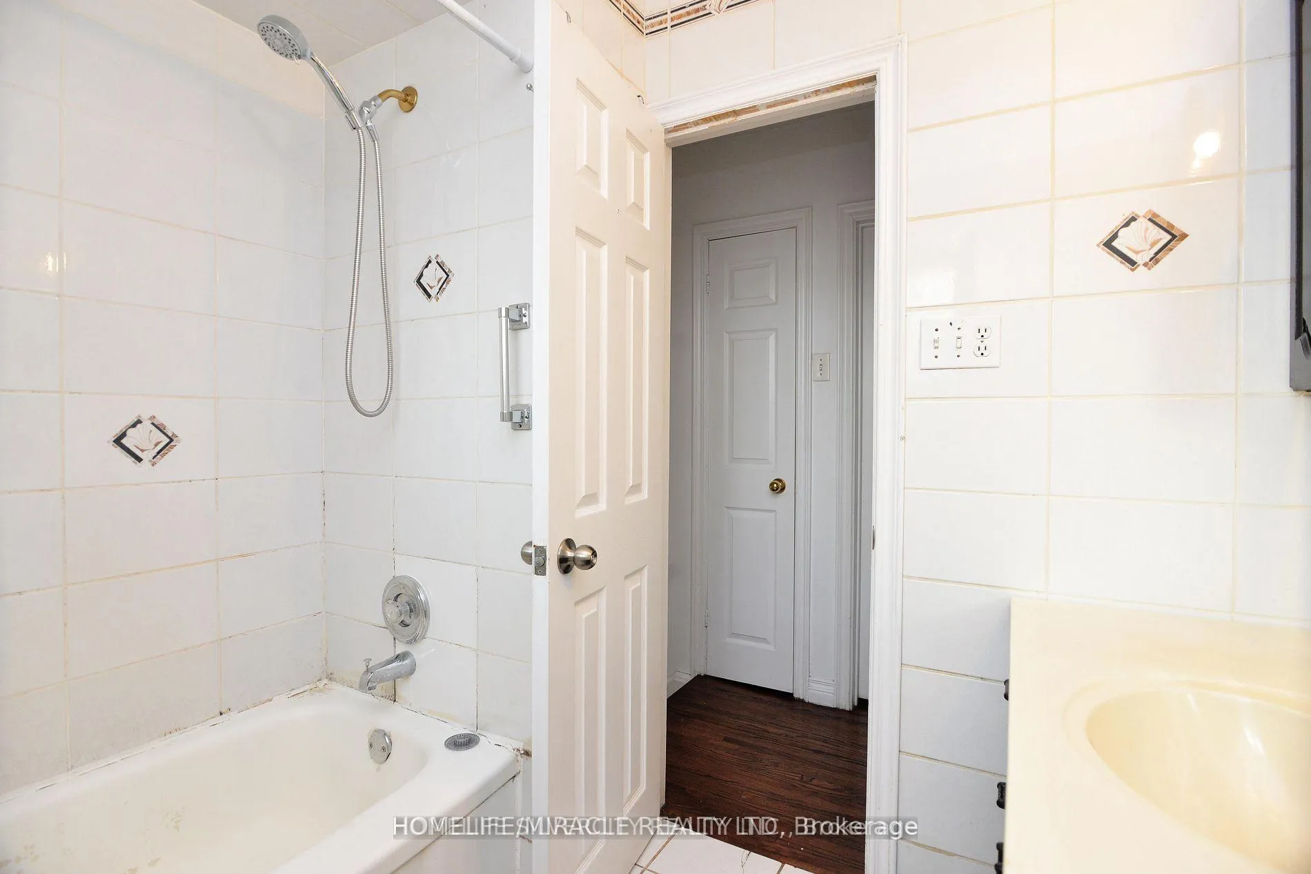 Photo 17 of 88 Ardglen Drive, Brampton, Bram East — HOMEH