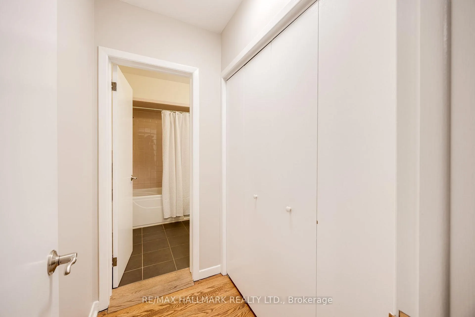 Photo 22 of 59 Sandringham Drive, Toronto, Bedford Park-Nortown — HOMEH