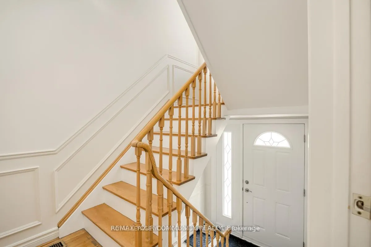 Photo 5 of 16 Martini Drive, North York, Brookhaven-Amesbury — HOMEH
