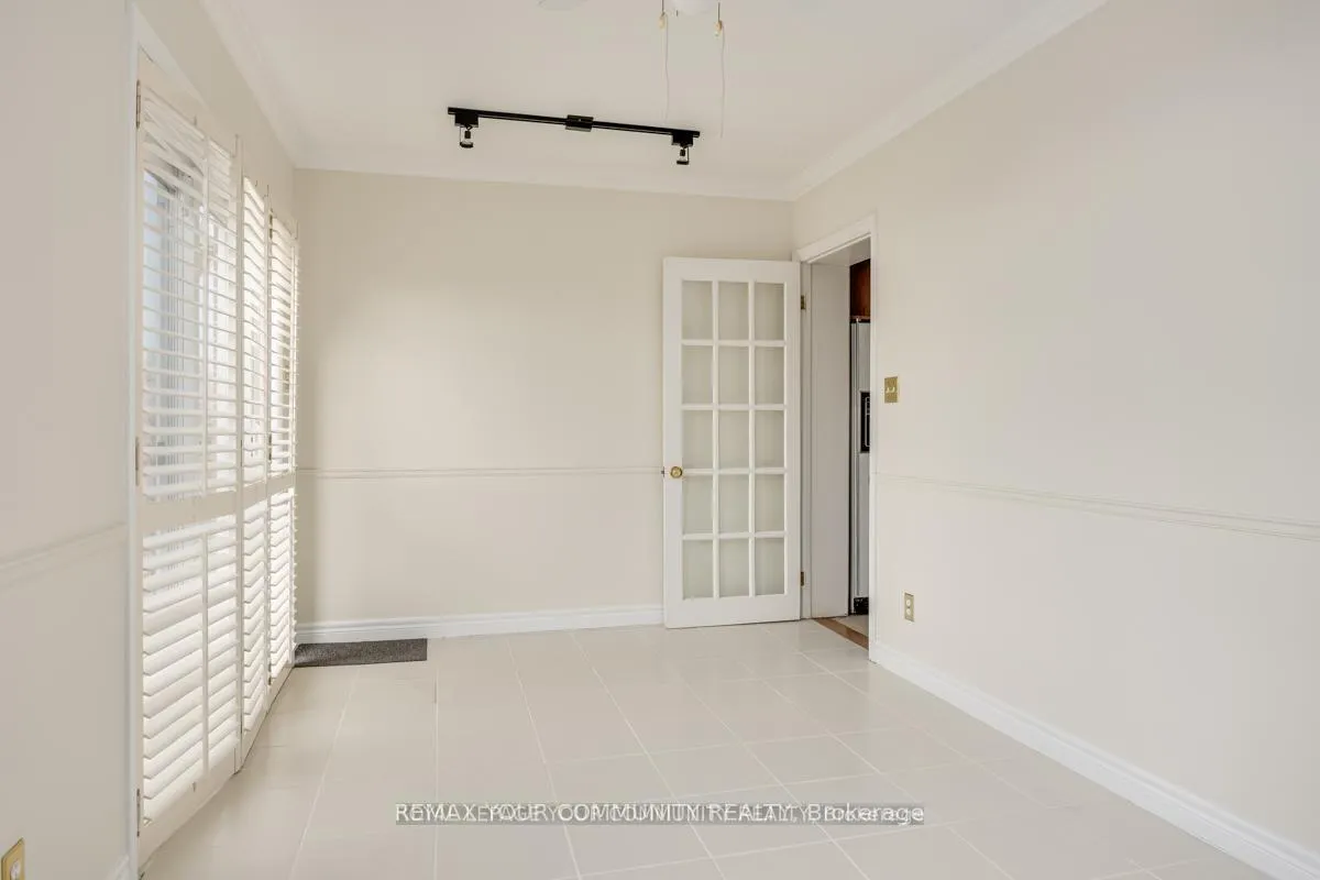 Photo 11 of 16 Martini Drive, North York, Brookhaven-Amesbury — HOMEH