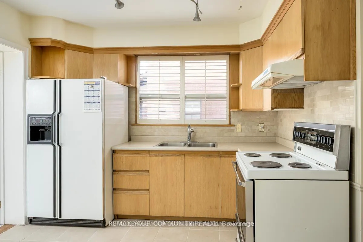 Photo 13 of 16 Martini Drive, North York, Brookhaven-Amesbury — HOMEH