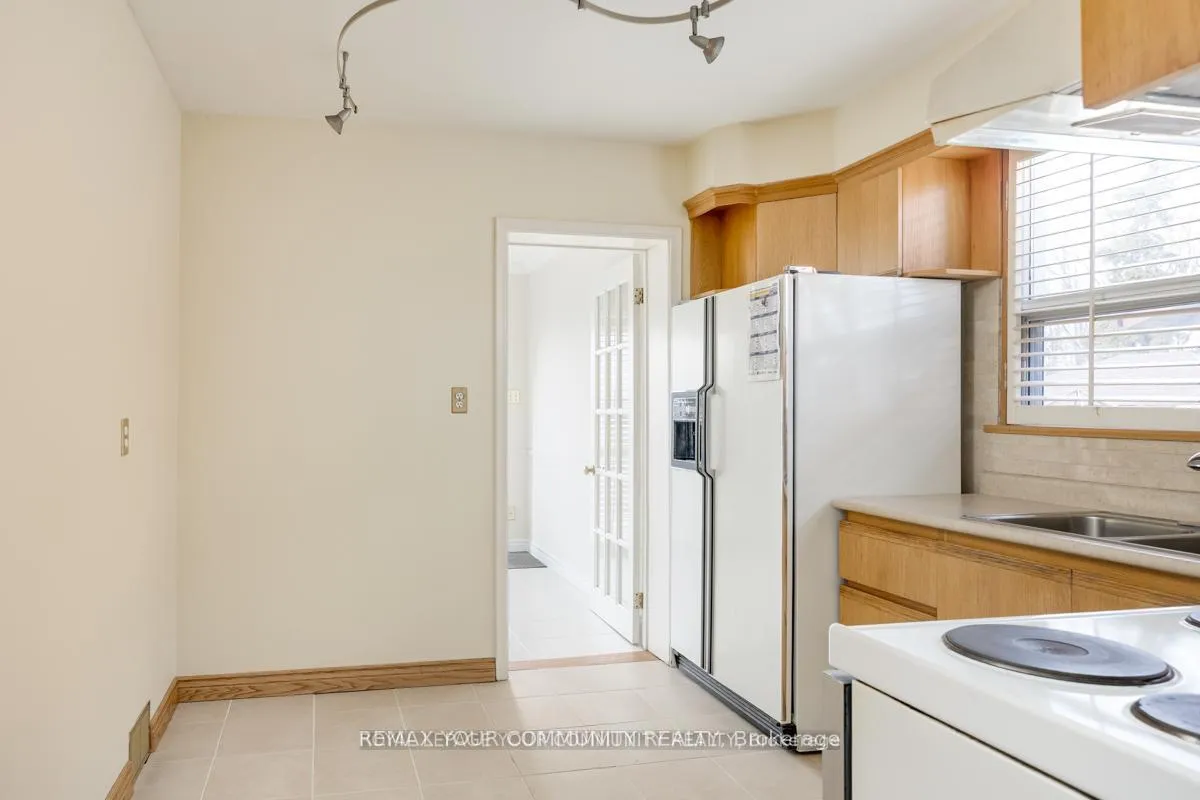 Photo 14 of 16 Martini Drive, North York, Brookhaven-Amesbury — HOMEH