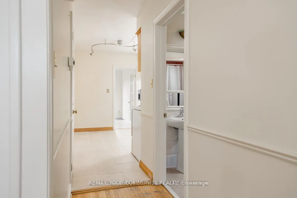 Photo 15 of 16 Martini Drive, North York, Brookhaven-Amesbury — HOMEH