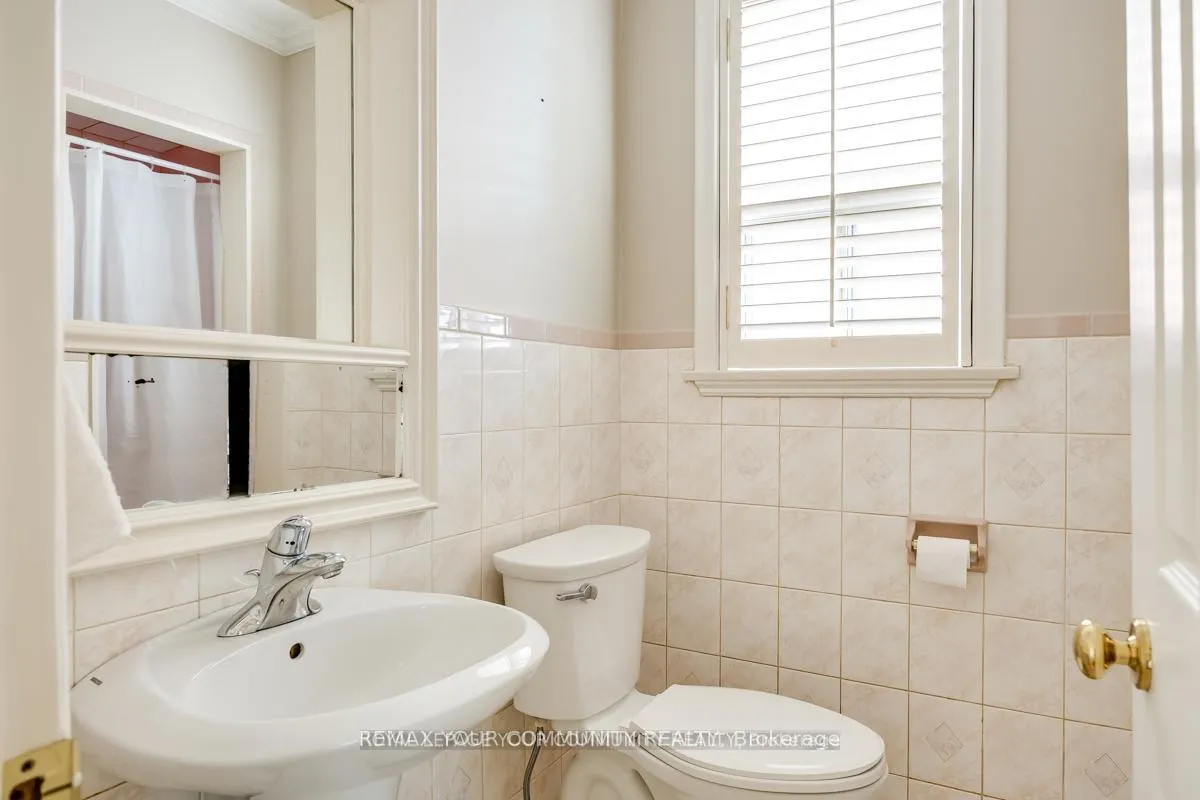 Photo 17 of 16 Martini Drive, North York, Brookhaven-Amesbury — HOMEH
