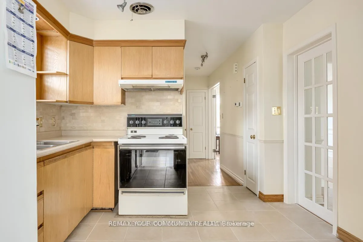 Photo 18 of 16 Martini Drive, North York, Brookhaven-Amesbury — HOMEH