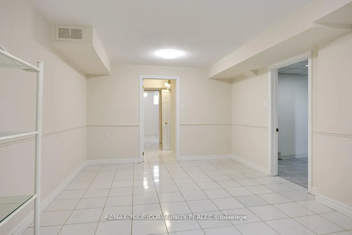 Photo 25 of 16 Martini Drive, North York, Brookhaven-Amesbury — HOMEH