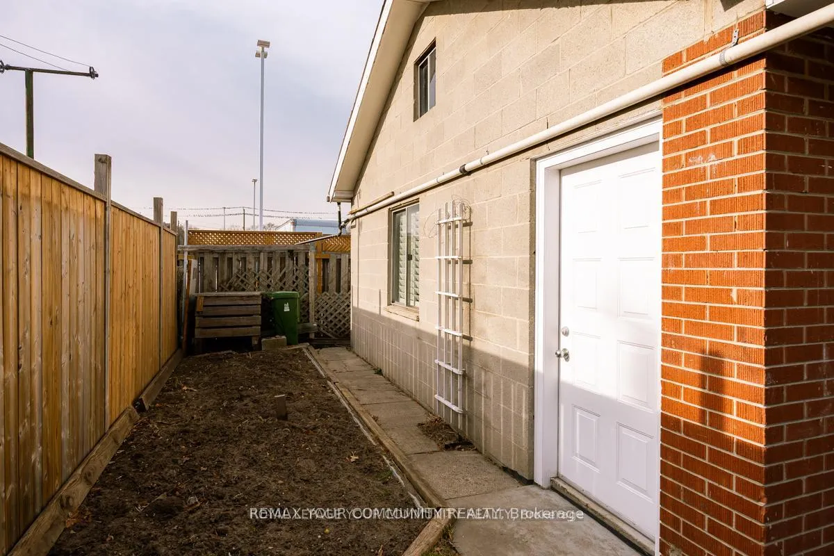 Photo 38 of 16 Martini Drive, North York, Brookhaven-Amesbury — HOMEH