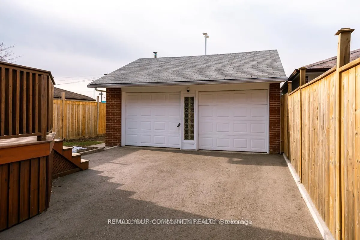 Photo 39 of 16 Martini Drive, North York, Brookhaven-Amesbury — HOMEH