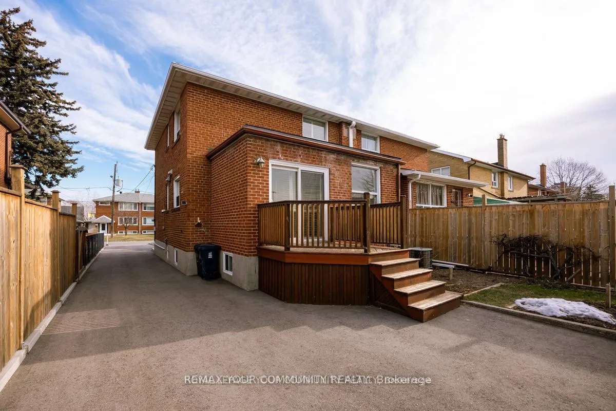 Photo 41 of 16 Martini Drive, North York, Brookhaven-Amesbury — HOMEH