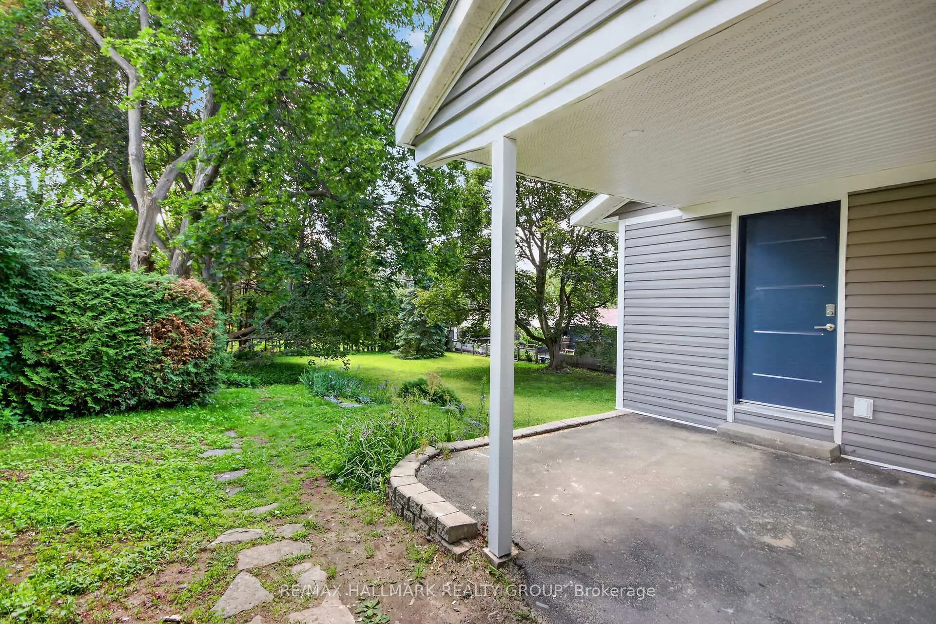 Photo 3 of 1054 Chelsea Drive, Ottawa, Viscount Alexander Park — HOMEH