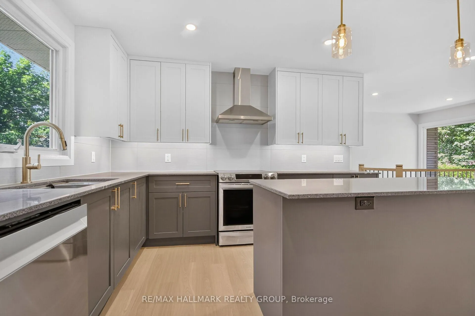 Photo 5 of 1054 Chelsea Drive, Ottawa, Viscount Alexander Park — HOMEH