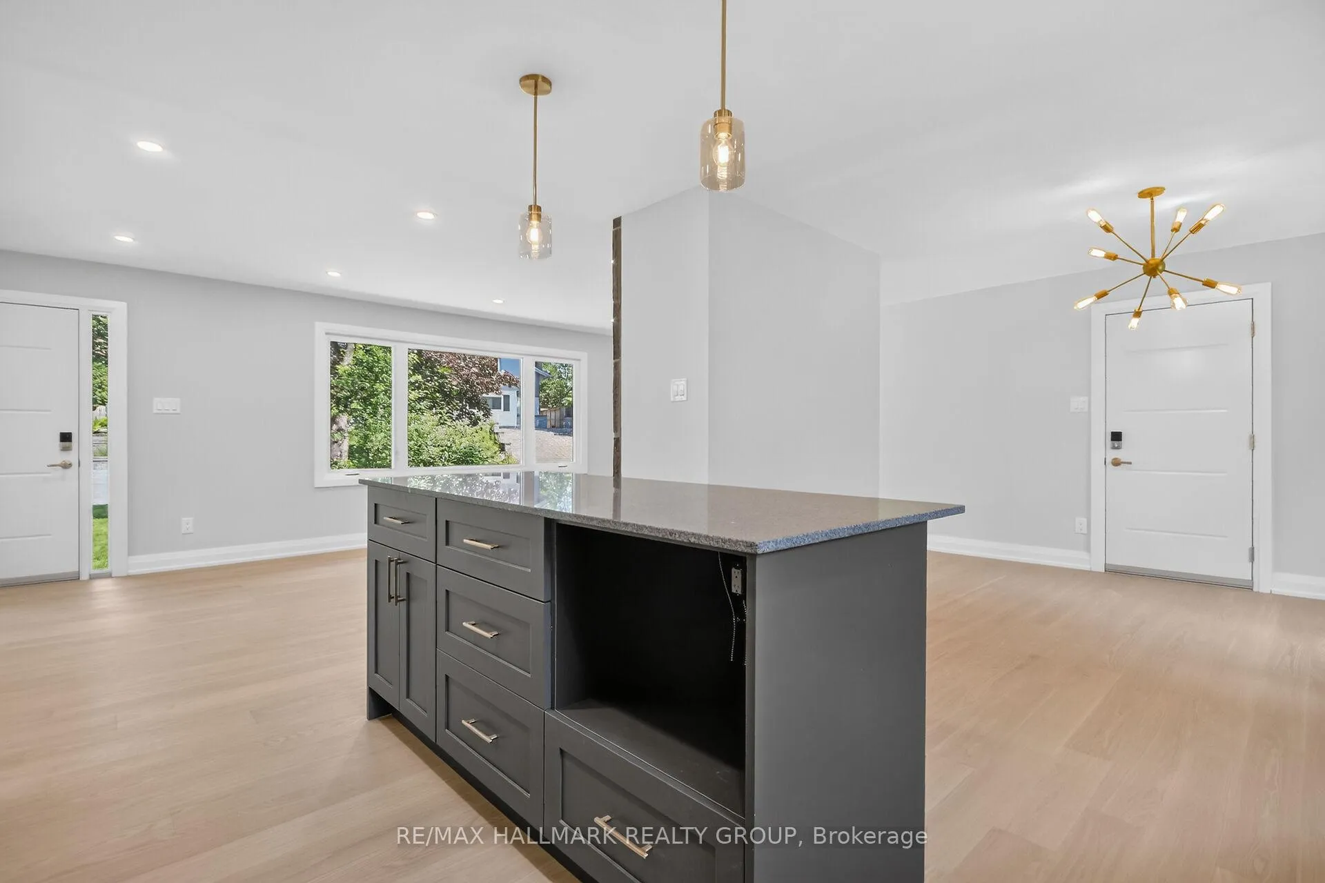 Photo 7 of 1054 Chelsea Drive, Ottawa, Viscount Alexander Park — HOMEH