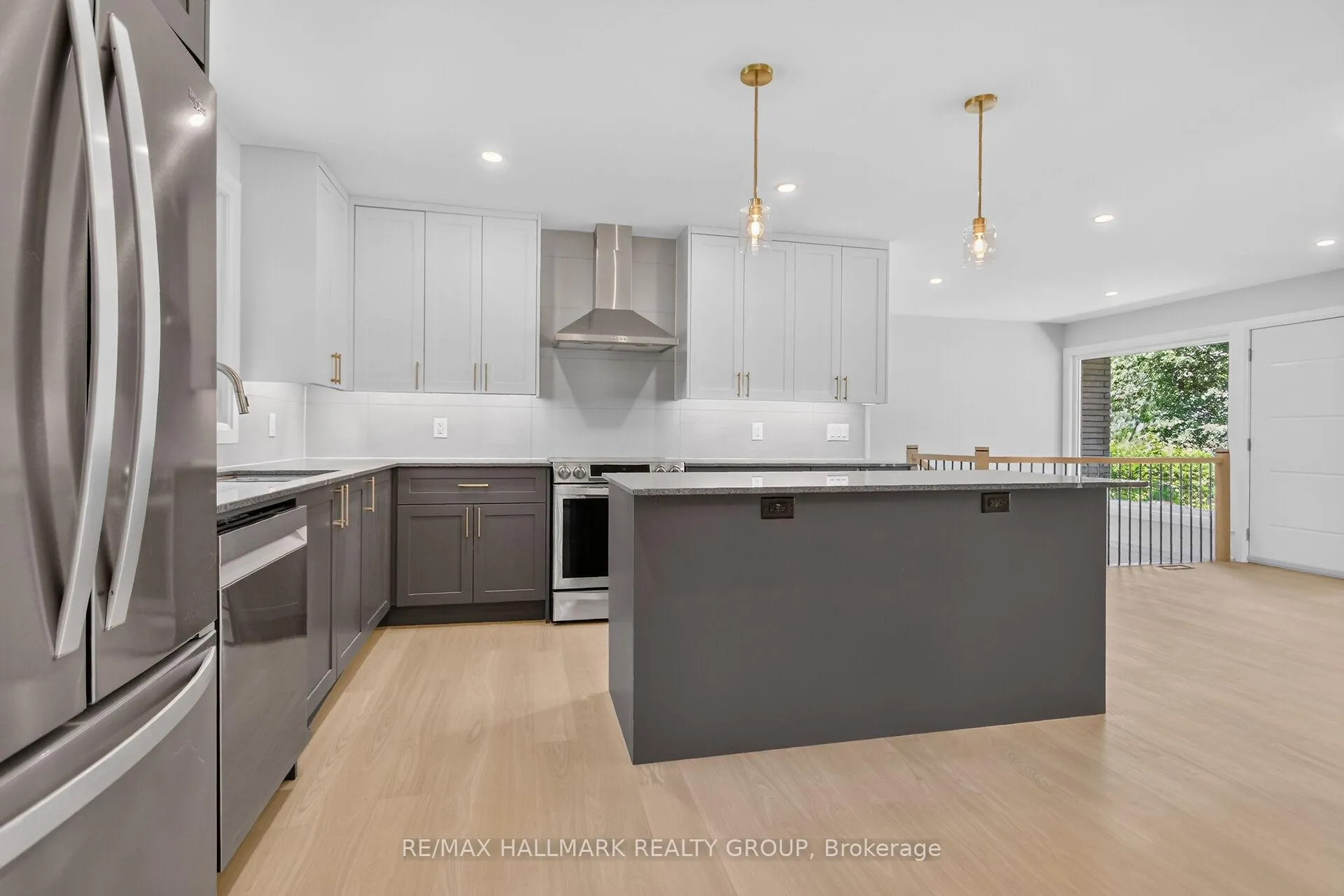 Photo 8 of 1054 Chelsea Drive, Ottawa, Viscount Alexander Park — HOMEH