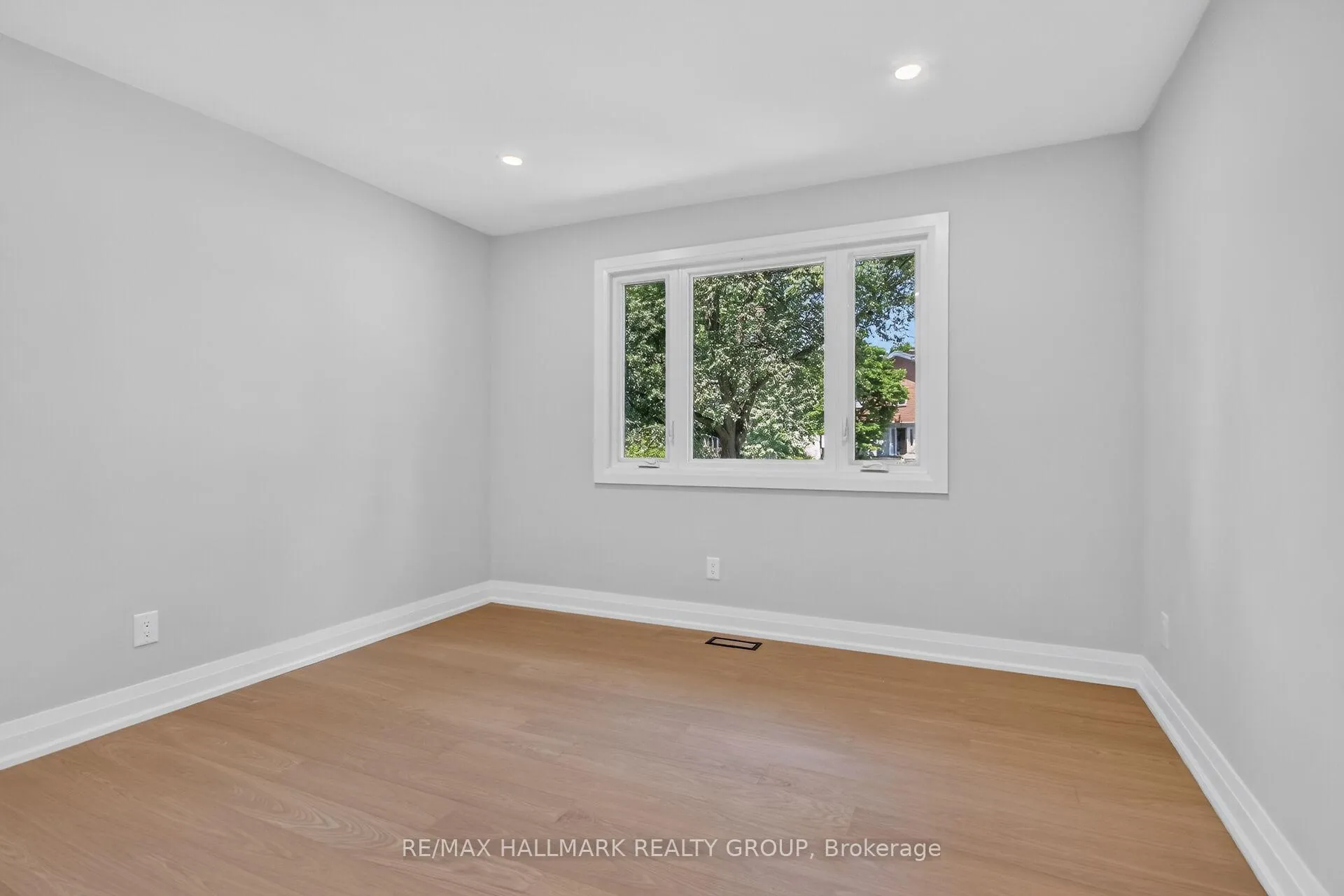 Photo 19 of 1054 Chelsea Drive, Ottawa, Viscount Alexander Park — HOMEH