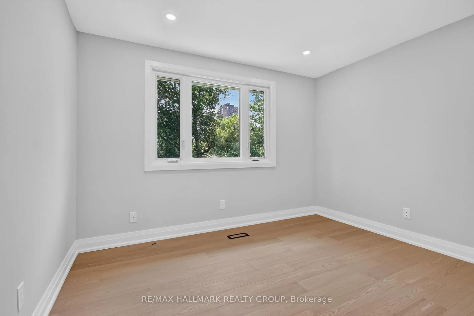 Photo 22 of 1054 Chelsea Drive, Ottawa, Viscount Alexander Park — HOMEH