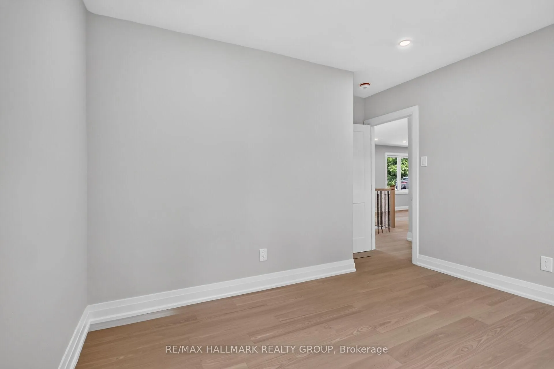 Photo 23 of 1054 Chelsea Drive, Ottawa, Viscount Alexander Park — HOMEH
